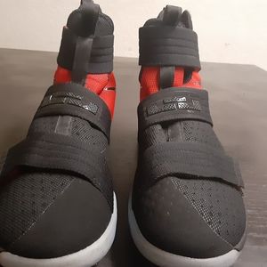 Lebron zoom soldier 10s black university red